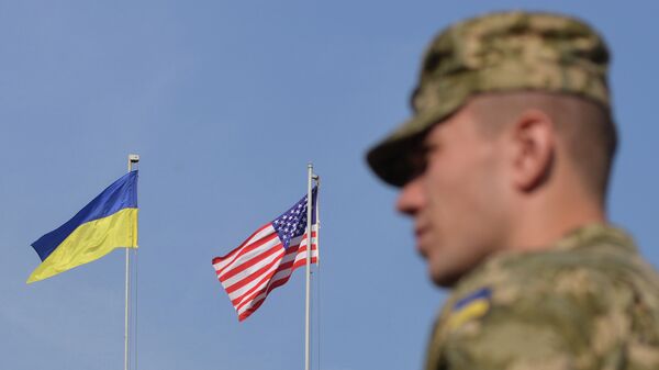 Vojnik pored zastava Ukrajine i SAD tokom vežbi Rapid Trident - Sputnik Srbija