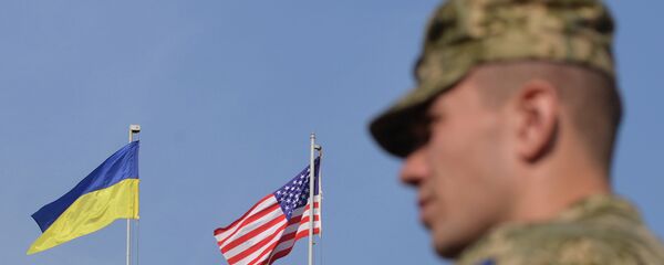 Војник поред застава Украјине и САД током вежби Rapid Trident Војник поред застава Украјине и САД током вежби Rapid Trident - Sputnik Србија