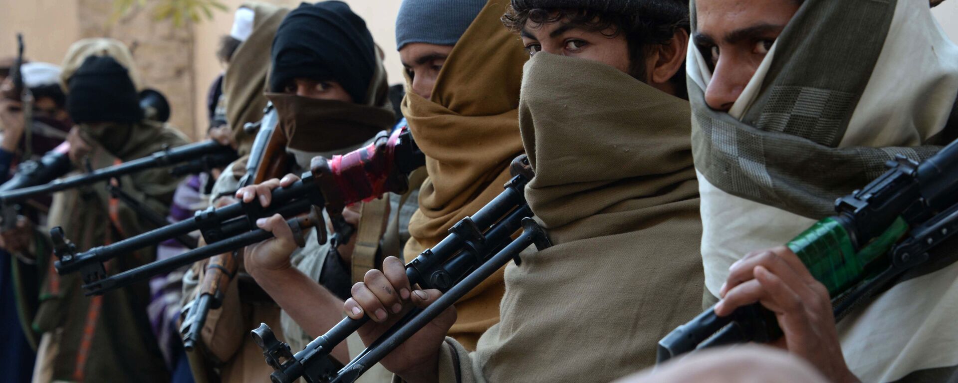 Бивши талибани са оружјем пре њиховог предавања у Џалалабаду, 2015. - Sputnik Србија, 1920, 16.08.2021