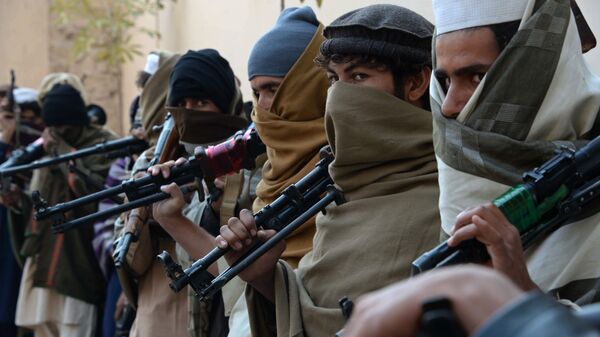 Бивши талибани са оружјем пре њиховог предавања у Џалалабаду, 2015. - Sputnik Србија