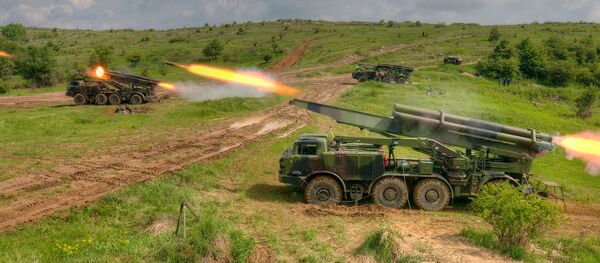 Dejstvo višecevnog bacača raketa na vojnoj vežbi Čelik 2017 - Sputnik Srbija