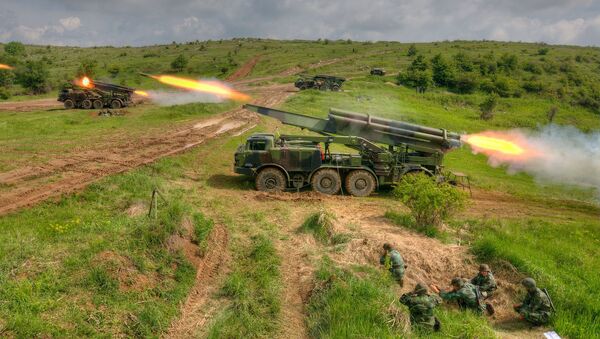 Дејство вишецевног бацача ракета на војној вежби Челик 2017 - Sputnik Србија
