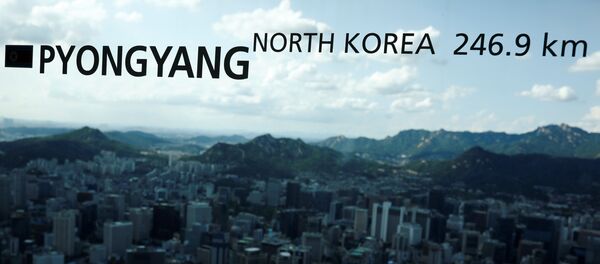 Prozor u Seulu, Južna Koreja, na kom piše razdaljina od Pjngjanga, Severna Koreja. - Sputnik Srbija