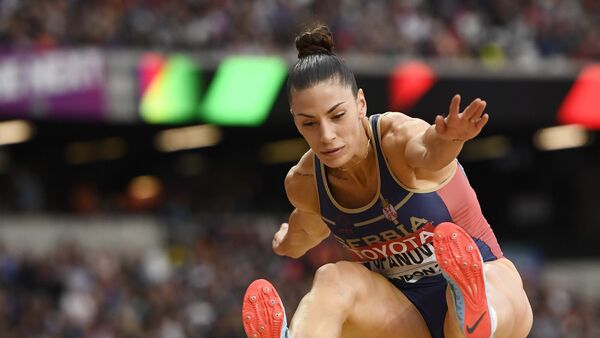 Atletičarka Ivana Španović tokom skoka na takmičenju u Londonu - Sputnik Srbija