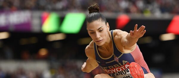 Atletičarka Ivana Španović tokom skoka na takmičenju u Londonu Atletičarka Ivana Španović tokom skoka na takmičenju u Londonu - Sputnik Srbija