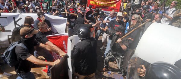 Белци националисти сукобљавају се са учесницима контра-митинга у Шарлотсвилу у америчкој држави Вирџинија. - Sputnik Србија