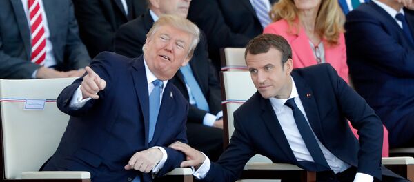 Председници САД и Француске, Доналд Трамп и Емануел Макрон на церемонији обележавања Дана пада Бастиље у Паризу - Sputnik Србија