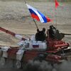 Tenk ruskog tima poslednjeg dana tenkovskog biatlona na Međunarodnim vojnim igrama 2017. na poligonu Alabino - Sputnik Srbija