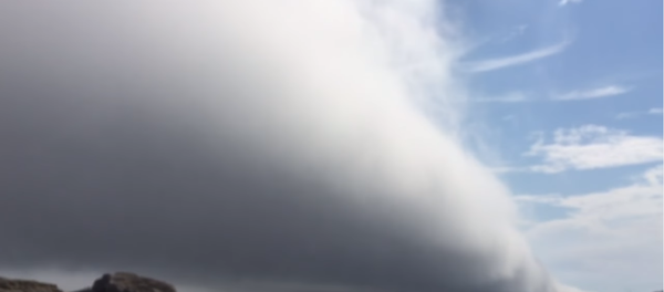 Џиновски облак магле над плажом у Калифорнији - Sputnik Србија