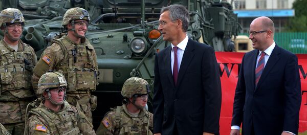 Јенс Столтенберг и премијер Чешке Богуслав Соботка са америчким војним конвојем у Прагу - Sputnik Србија