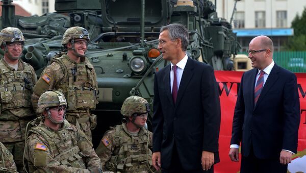 Jens Stoltenberg i premijer Češke Boguslav Sobotka sa američkim vojnim konvojem u Pragu - Sputnik Srbija