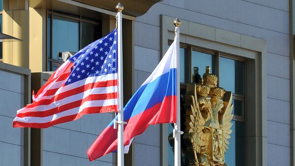 Zastave Rusije i SAD postavljene na aerodromu Vnukovo za doček američkog državnog sekretara u Moskvu - Sputnik Srbija