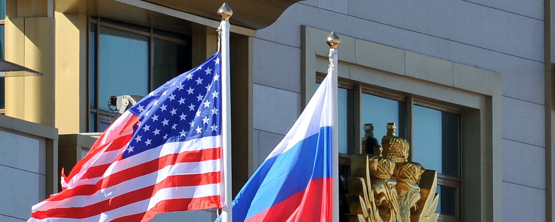 Zastave Rusije i SAD postavljene na aerodromu Vnukovo za doček američkog državnog sekretara u Moskvu - Sputnik Srbija, 1920, 22.11.2022