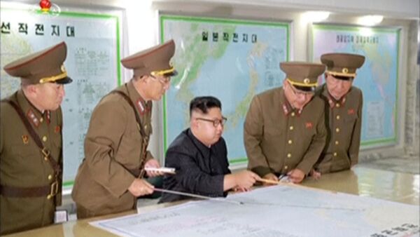 Pripadnici Vojske Severne Koreje sa liderom Kim Džong Unom prave plan za lansiranje rakete - Sputnik Srbija