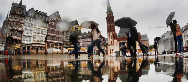 Људи у Франкфурту по киши, Немачка - архивска фотографија Људи у Франкфурту по киши, Немачка - архивска фотографија - Sputnik Србија