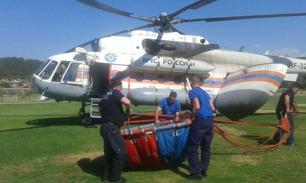 Kod Bosilegrada helikopter je bio u vazduhu 3 sata, tri puta je uzeo vodu iz Lisinskog jezera, ukupno 8 tona. Sačuvana je površina od nekoliko desetina hektara šume, spasene su kuće oko hiljadu stanovnika tog kraja. Kod Bosilegrada helikopter je bio u vazduhu 3 sata, tri puta je uzeo vodu iz Lisinskog jezera, ukupno 8 tona. Sačuvana je površina od nekoliko desetina hektara šume, spasene su kuće oko hiljadu stanovnika tog kraja. - Sputnik Srbija