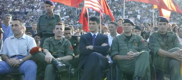 Рамуш Харадинај и Хашим Тачи са припадницима терористичке организације ОВК - архивска фотографија - Sputnik Србија