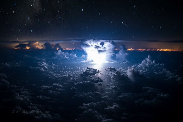 Fantastična igra prirode na nebu, viđena okom fotografa-pilota iz Ekvadora. Fantastična igra prirode na nebu, viđena okom fotografa-pilota iz Ekvadora. - Sputnik Srbija