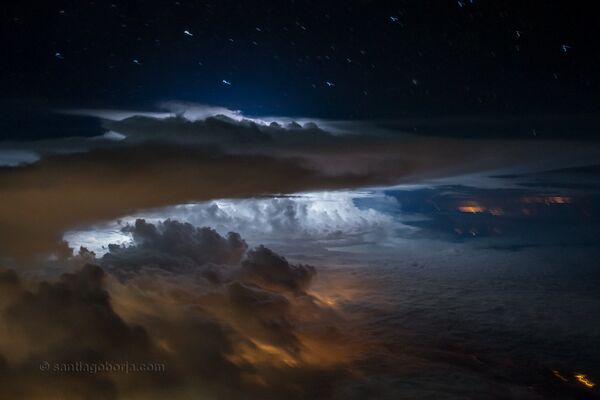 Fantastična igra prirode na nebu, viđena okom fotografa-pilota iz Ekvadora. Fantastična igra prirode na nebu, viđena okom fotografa-pilota iz Ekvadora. - Sputnik Srbija