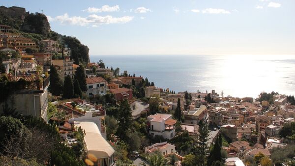 Таормина (итал. Taormina) је град на острву Сицилији у Италији - Sputnik Србија