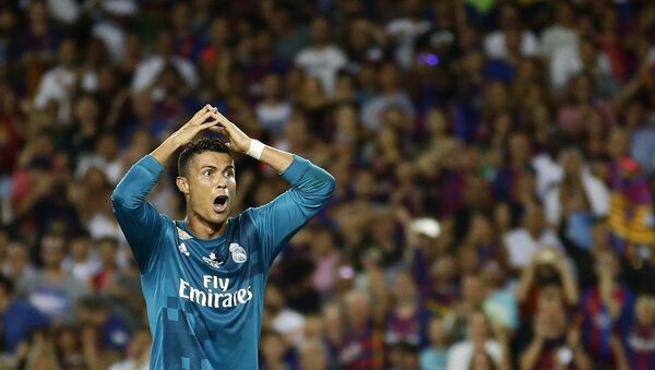 Фудбалер Кристијано Роналдо након добијања другог жутог картона на утакмици Барселона-Реал Мадрид у Барселони - Sputnik Србија