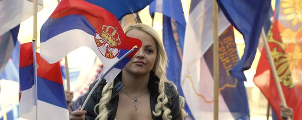 Девојка са заставом Србије Девојка са заставом Србије - Sputnik Србија