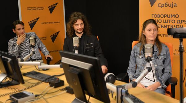 Drugari iz klupe napravili srpsku verziju Guglovog programa kakav svet još nije video Drugari iz klupe napravili srpsku verziju Guglovog programa kakav svet još nije video - Sputnik Srbija