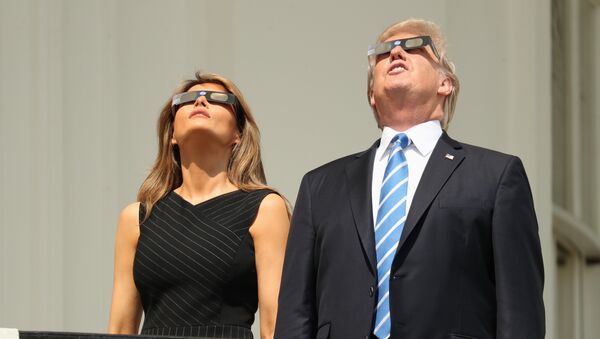 Donald i Melanija Tramp posmatraju pomračenje sunca - Sputnik Srbija