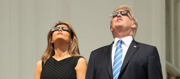 Доналд и Меланија Трамп посматрају помрачење сунца - Sputnik Србија