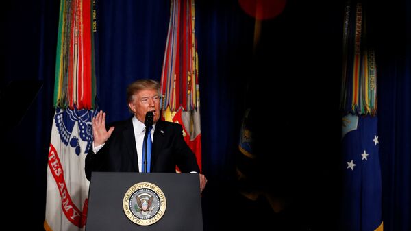 Američki predsednik Donald Tramp govori o strategiji SAD u Avganistanu u vojnoj bazi Fort Majer u Virdžiniji - Sputnik Srbija