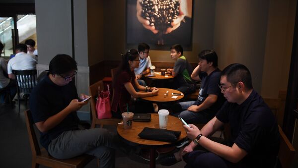 Ljudi sede u kafiću u Pekingu - Sputnik Srbija