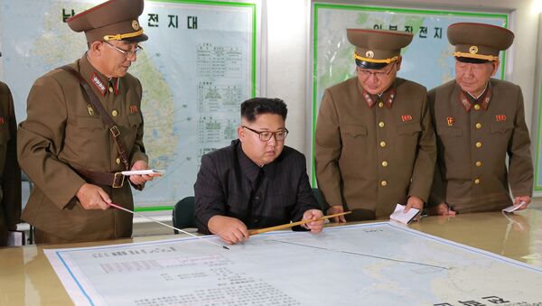 Severnokorejski lider Kim Džong Un tokom posete Komandi strateških snaga Oružanih snaga Severne Koreje - Sputnik Srbija