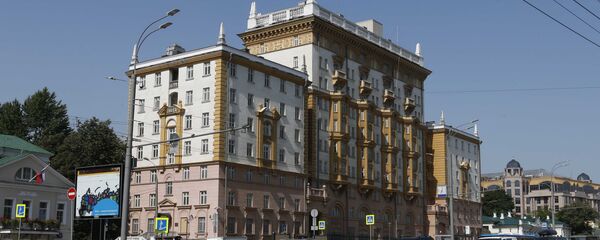 Возила пролазе поред амбасаде САД у Москви - Sputnik Србија