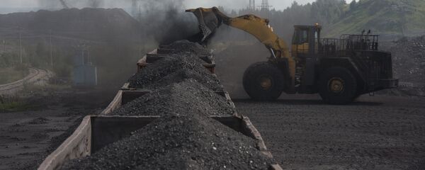 Утовар угља у вагоне у руднику Бачатски - Sputnik Србија