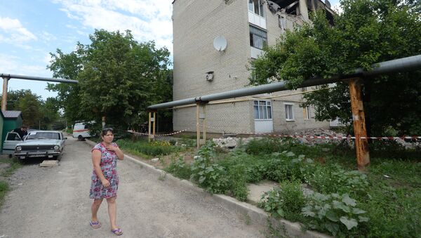 Stambena zgrada oštećena u artiljerijskom napadu u Marjinki u blizini Donjecka - Sputnik Srbija