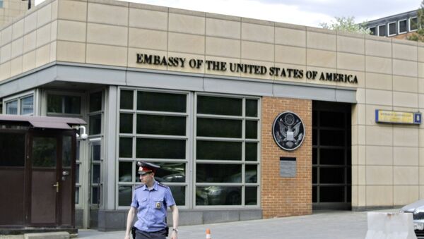Policajac ispred ulaza u zgradu ambasade SAD u Moskvi - Sputnik Srbija