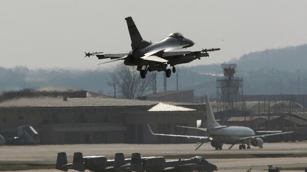 Američki avion F-16 sleće na pistu američke vojne baze Osan u Južnoj Koreji - Sputnik Srbija