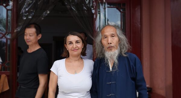 Novinarka Sputnjika sa daoističkim učiteljem Su Huaženom, planina Kongtong, Pingliang, provincija Gansu Novinarka Sputnjika sa daoističkim učiteljem Su Huaženom, planina Kongtong, Pingliang, provincija Gansu - Sputnik Srbija