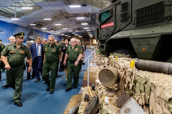 Sergej Šojgu obilazi oružje zaplenjeno od terorista DAEŠ-a u Siriji Sergej Šojgu obilazi oružje zaplenjeno od terorista DAEŠ-a u Siriji - Sputnik Srbija