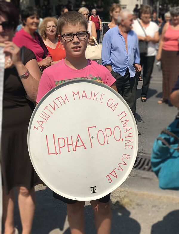 Poruka sa protesta podrške majkama Crne Gore. Poruka sa protesta podrške majkama Crne Gore. - Sputnik Srbija