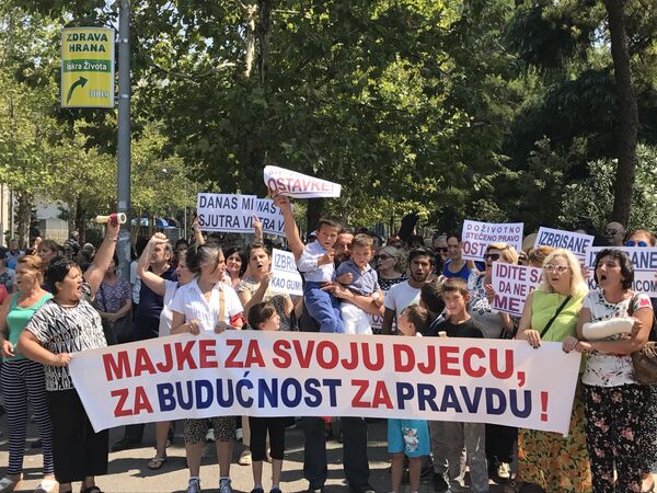 Protest majki troje dece u Podgorici Protest majki troje dece u Podgorici - Sputnik Srbija