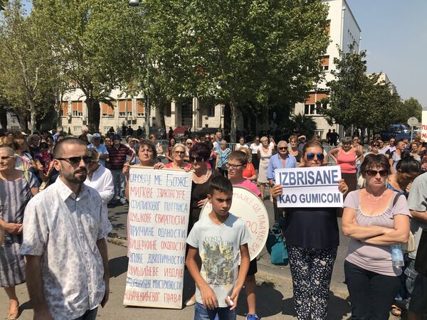 Protest majki troje dece u Podgorici Protest majki troje dece u Podgorici - Sputnik Srbija