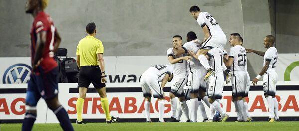 Играчи Партизана прослављају победу над Видеотоном у Будимпешти - Sputnik Србија