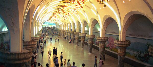 Putnici u metrou u Pjongjangu, glavnom gradu Severne Koreje - Sputnik Srbija