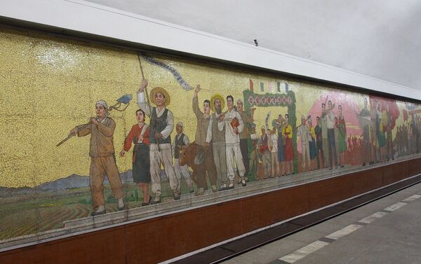 Muralni mozaik u metrou u Pjongjangu - Sputnik Srbija