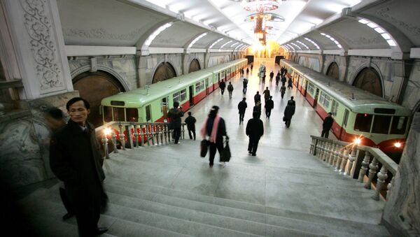 Пешаци пролазе кроз станицу подземне железнице Пухунг у севернокорејској престоници Пјонгјанг - Sputnik Србија