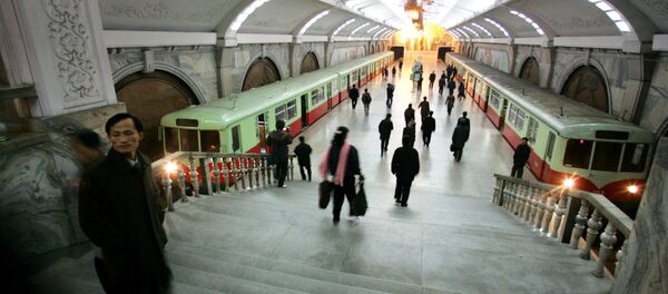 Pešaci prolaze kroz stanicu podzemne železnice Puhung u severnokorejskoj prestonici Pjongjang - Sputnik Srbija