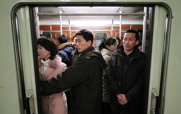Severnokorejski putnici čekaju da napuste stanicu na liniji gradskog metroa u glavnom gradu Severne Koreje, Pjongjangu - Sputnik Srbija