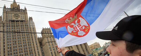 МИП Русије са заставом Србије - Sputnik Србија