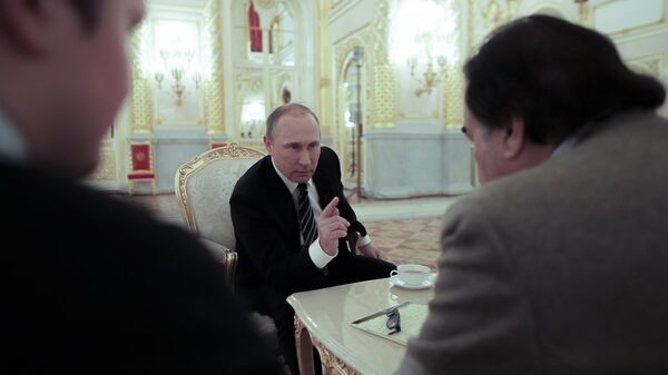 Оливер Стоун и Владимир Путин током интервјуа Оливер Стоун и Владимир Путин током интервјуа - Sputnik Србија